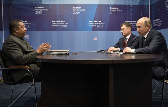 Президент РФ В. Путин принял участие в третьем Международном форуме "Российская энергетическая неделя"