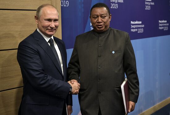 Президент РФ В. Путин принял участие в третьем Международном форуме "Российская энергетическая неделя"