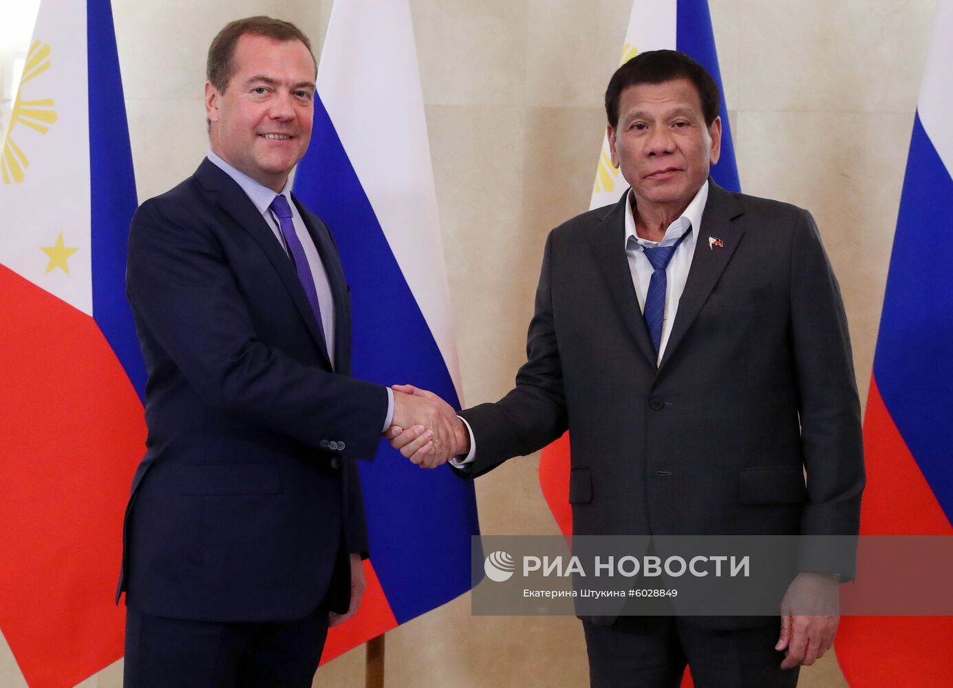 Премьер-министр РФ Д. Медведев встретился с президентом Филиппин Р. Дутерте