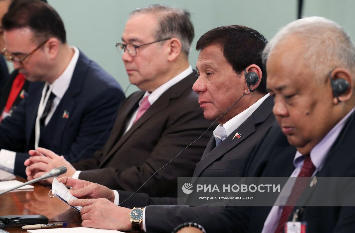 Премьер-министр РФ Д. Медведев встретился с президентом Филиппин Р. Дутерте