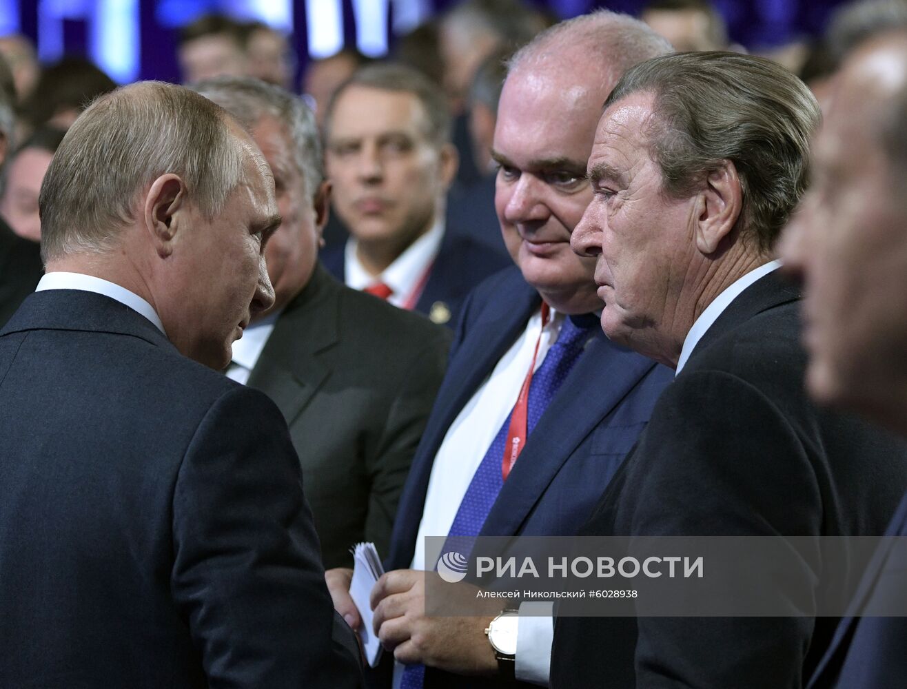 Президент РФ В. Путин принял участие в третьем Международном форуме "Российская энергетическая неделя"