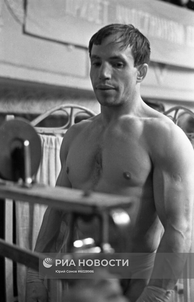 Советский тяжелоатлет А. Вахонин