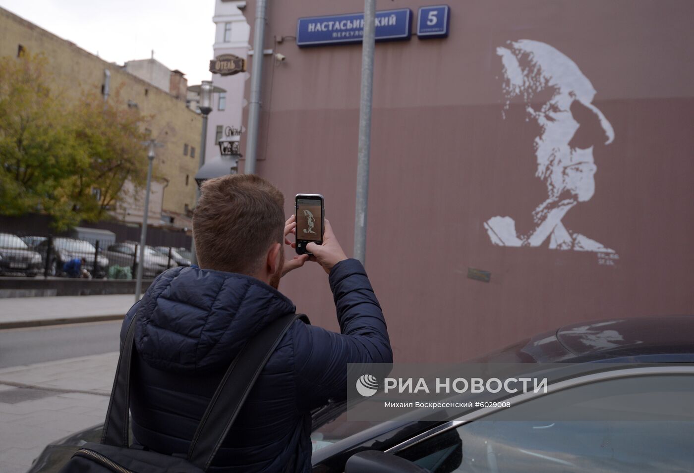 Граффити с изображением народного артиста СССР М. Захарова в Москве