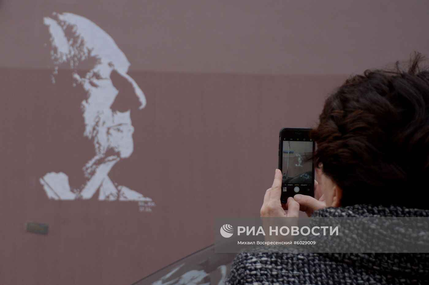 Граффити с изображением народного артиста СССР М. Захарова в Москве