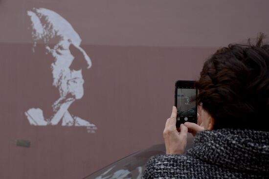 Граффити с изображением народного артиста СССР М. Захарова в Москве