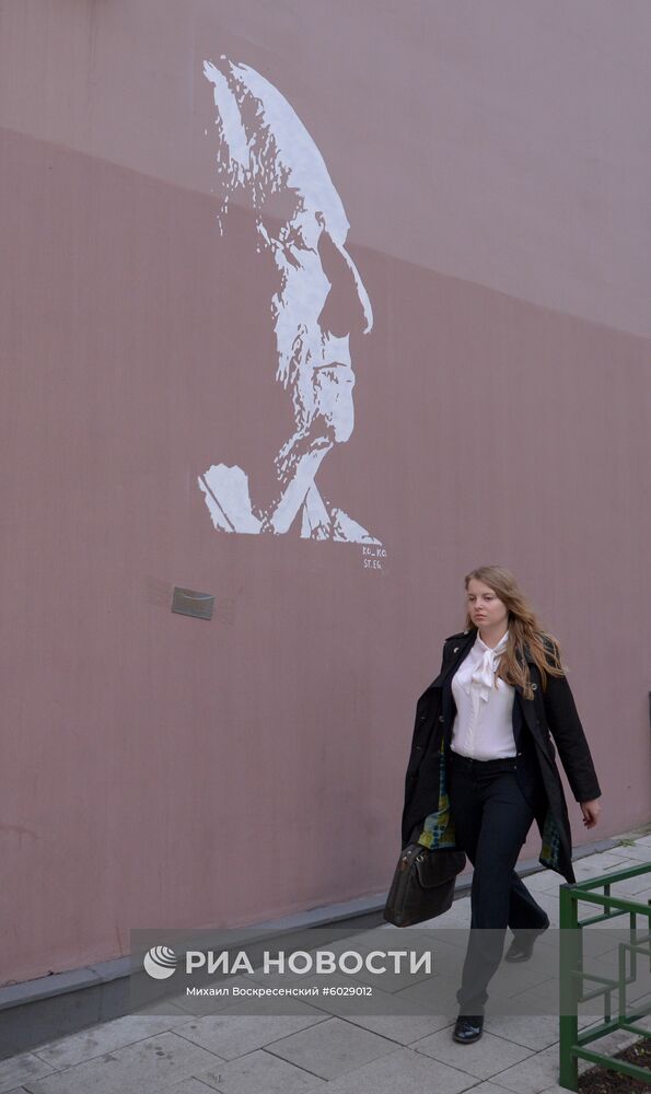 Граффити с изображением народного артиста СССР М. Захарова в Москве