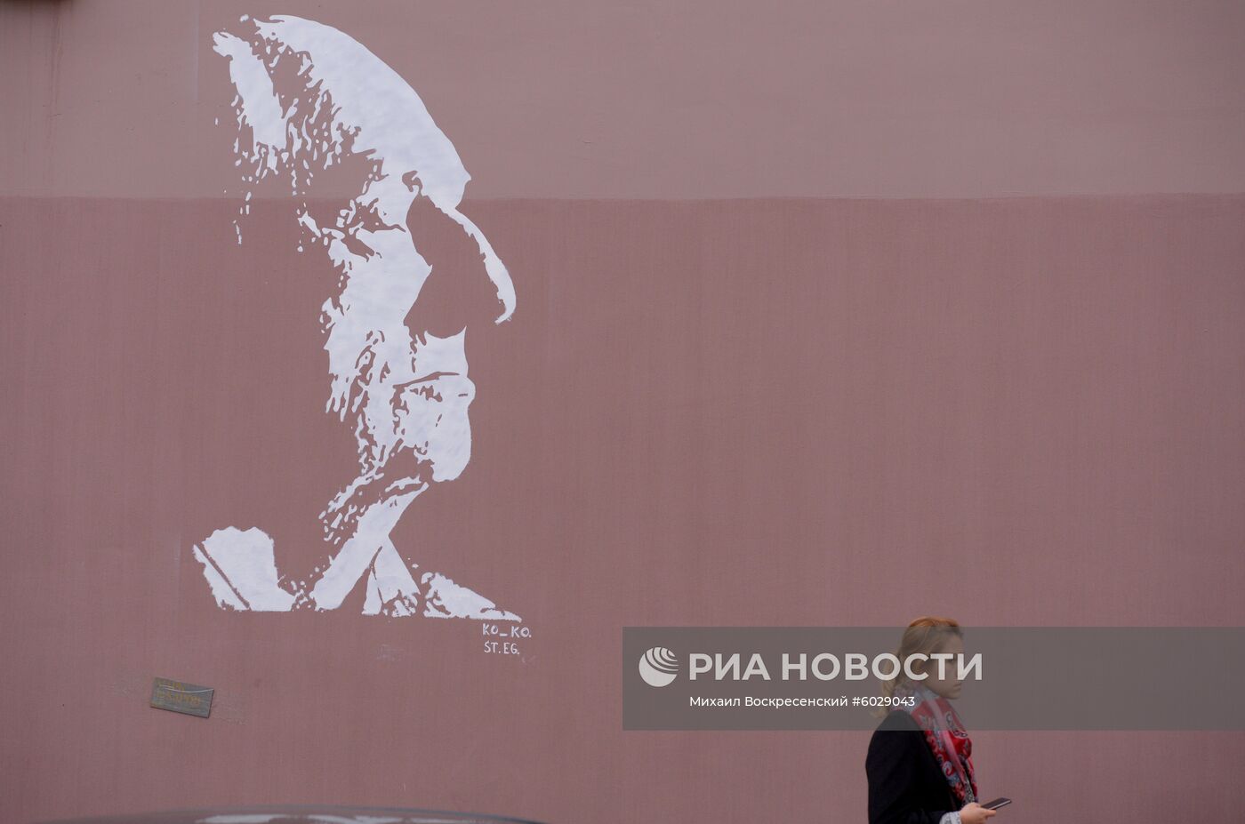 Граффити с изображением народного артиста СССР М. Захарова в Москве