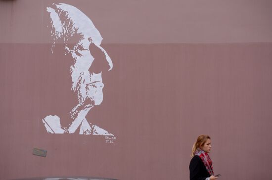 Граффити с изображением народного артиста СССР М. Захарова в Москве