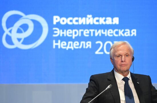 Президент РФ В. Путин принял участие в третьем Международном форуме "Российская энергетическая неделя"