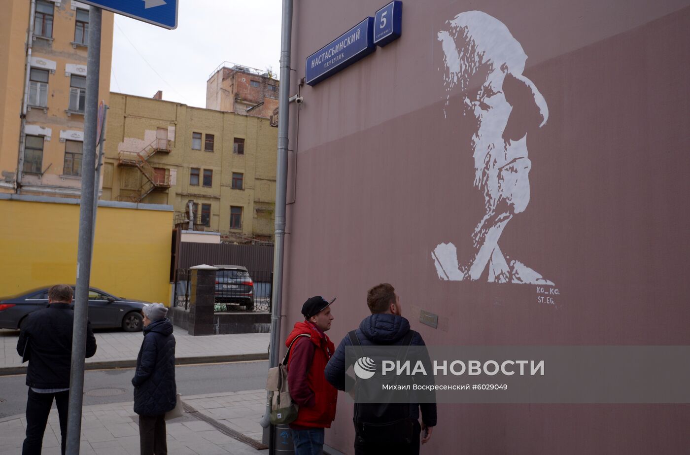 Граффити с изображением народного артиста СССР М. Захарова в Москве