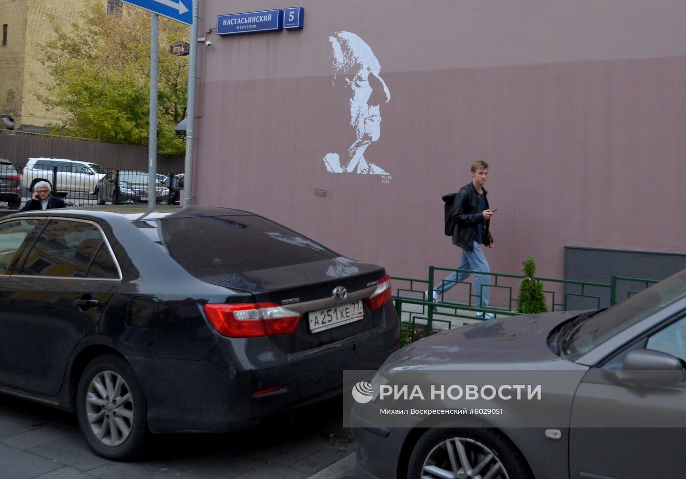 Граффити с изображением народного артиста СССР М. Захарова в Москве