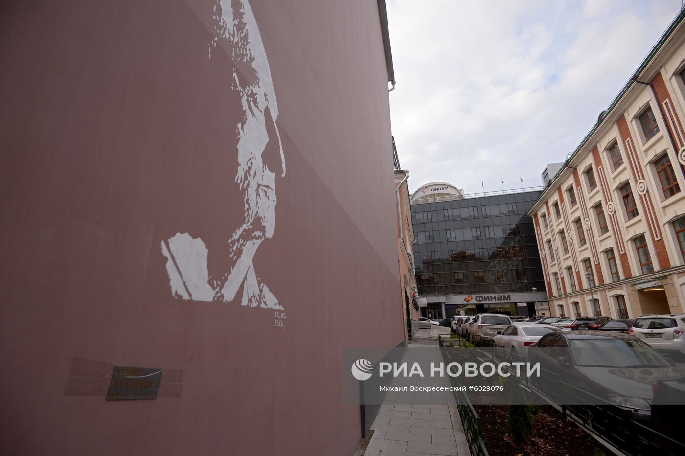 Граффити с изображением народного артиста СССР М. Захарова в Москве