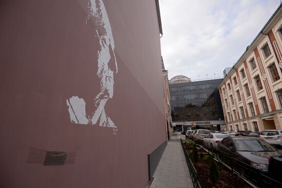 Граффити с изображением народного артиста СССР М. Захарова в Москве