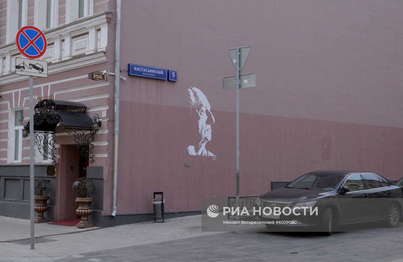 Граффити с изображением народного артиста СССР М. Захарова в Москве