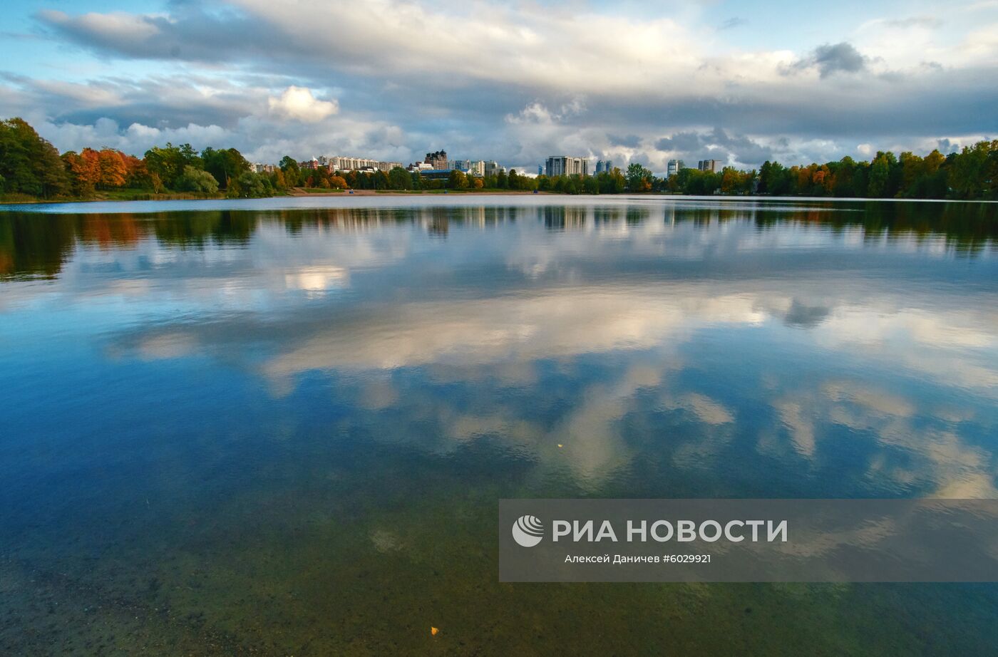 Суздальские озера в Санкт-Петербурге. Место: Россия, Санкт-Петербург. Автор: Алексей Даничев/РИА Новости. Осень в Санкт-Петербурге
