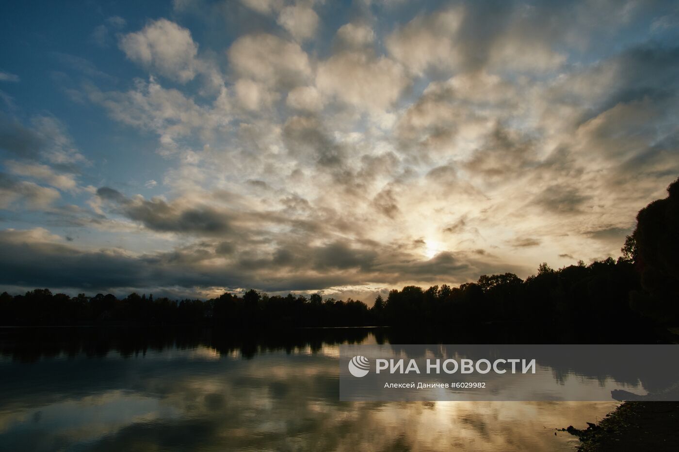 Закат на Суздальских озерах в Санкт-Петербурге. Место: Россия, Санкт-Петербург. Автор: Алексей Даничев/РИА Новости. Осень в Санкт-Петербурге