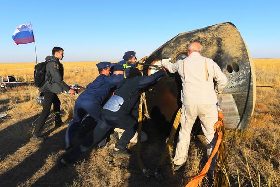 Экипаж корабля "Союз МС-12" вернулся на землю