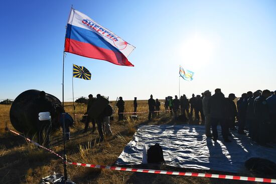 Экипаж корабля "Союз МС-12" вернулся на землю