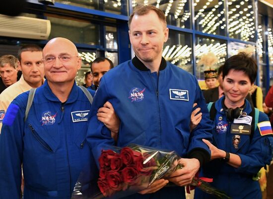 Экипаж корабля "Союз МС-12" вернулся на землю