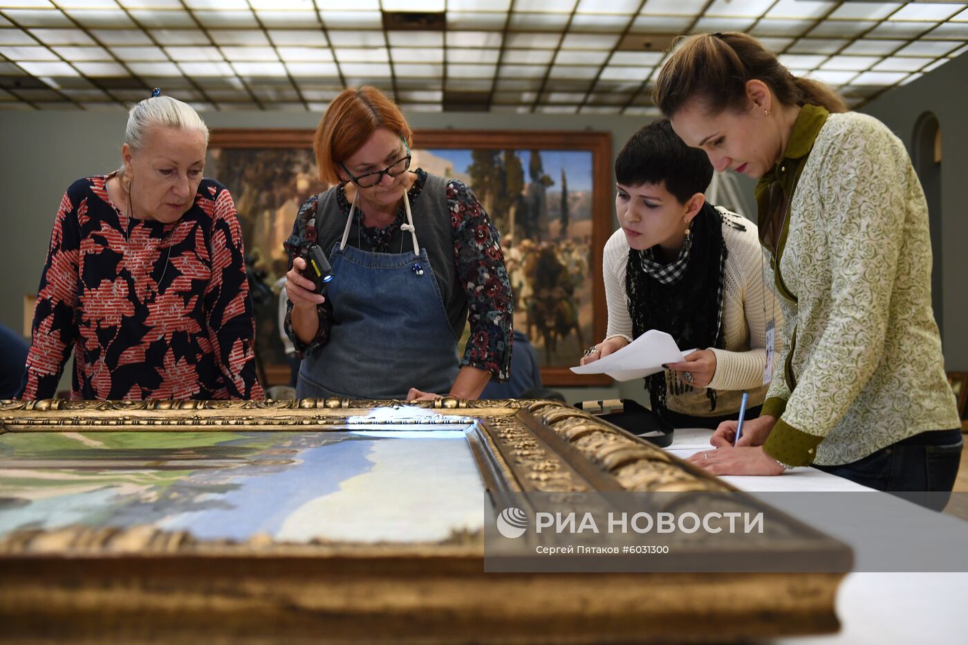 Подготовка к открытию выставки Василия Поленова в Третьяковской галерее