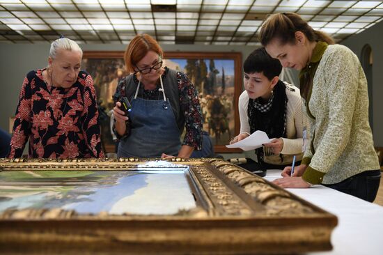 Подготовка к открытию выставки Василия Поленова в Третьяковской галерее