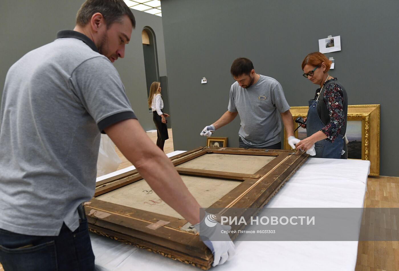 Подготовка к открытию выставки Василия Поленова в Третьяковской галерее
