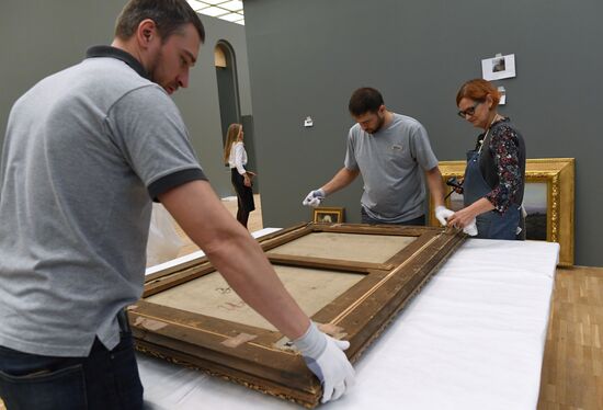 Подготовка к открытию выставки Василия Поленова в Третьяковской галерее