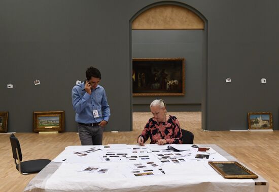 Подготовка к открытию выставки Василия Поленова в Третьяковской галерее