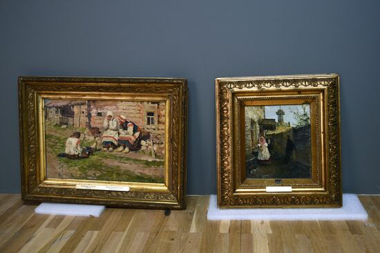 Подготовка к открытию выставки Василия Поленова в Третьяковской галерее