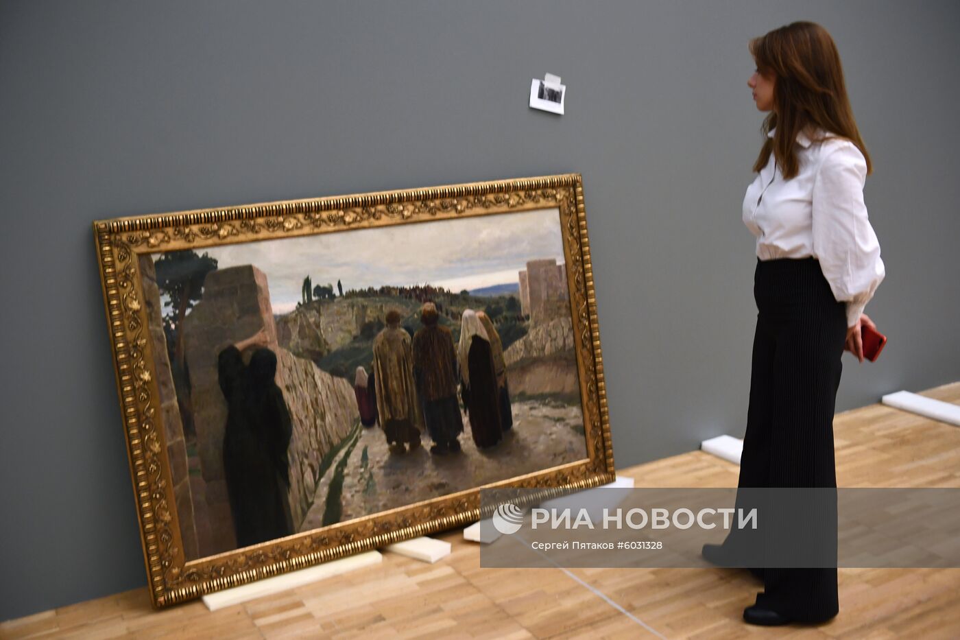 Подготовка к открытию выставки Василия Поленова в Третьяковской галерее