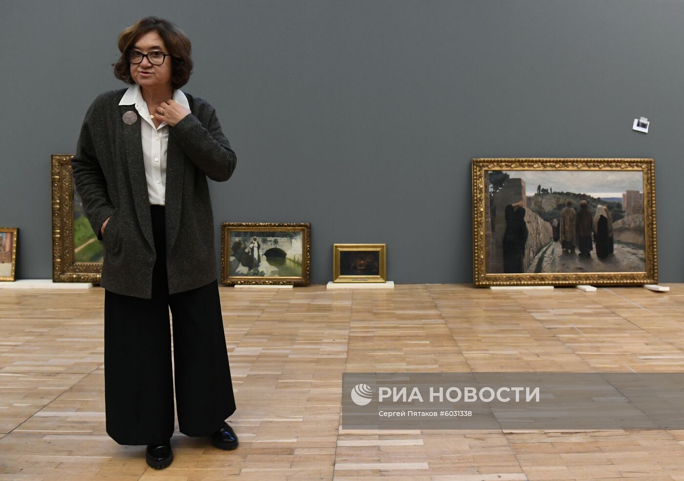Подготовка к открытию выставки Василия Поленова в Третьяковской галерее