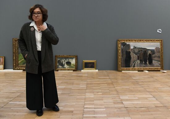 Подготовка к открытию выставки Василия Поленова в Третьяковской галерее