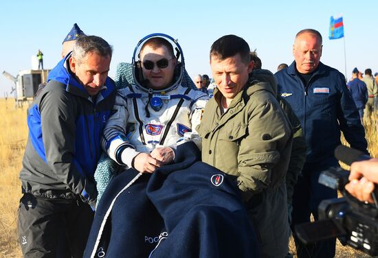 Экипаж корабля "Союз МС-12" вернулся на Землю