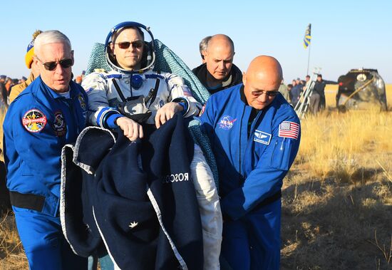 Экипаж корабля "Союз МС-12" вернулся на Землю