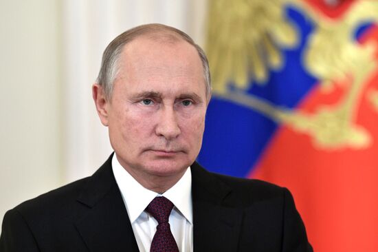 Президент РФ В. Путин поздравил учителей с их профессиональным праздником