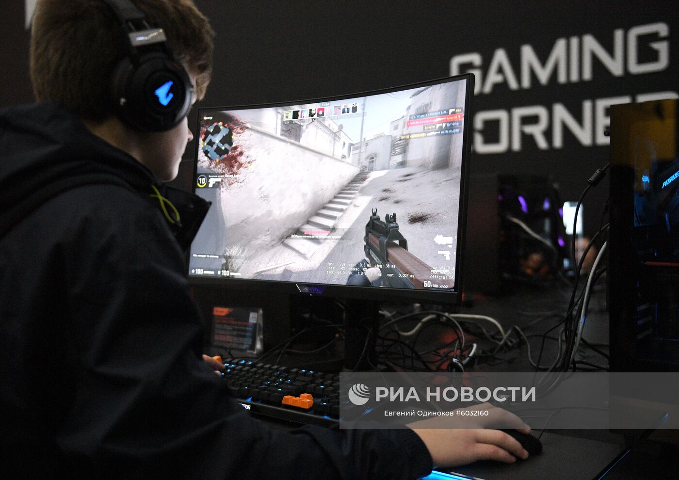 Посетитель играет в компьютерную игру на выставке "ИгроМир 2019" и фестивале Comic Con Russia 2019 в Международном выставочном центре "Крокус Экспо" в Москве. Место: Россия, Москва. Автор: Евгений Одиноков/РИА Новости. Выставка "Игромир" Comic Con Russia