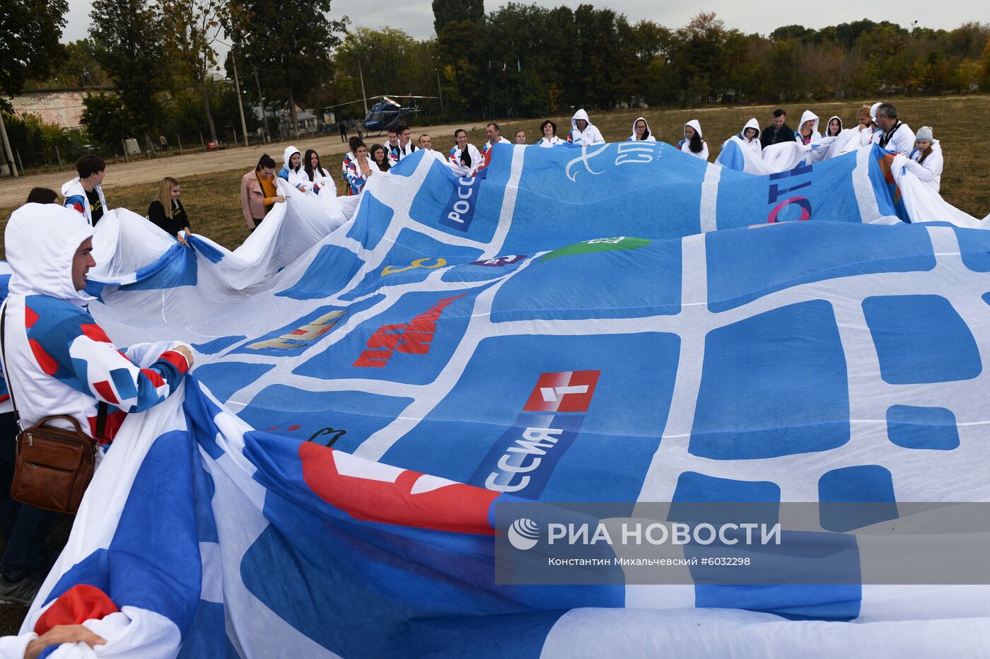 "Воздушно-акробатическое цифровое шоу" в Симферополе
