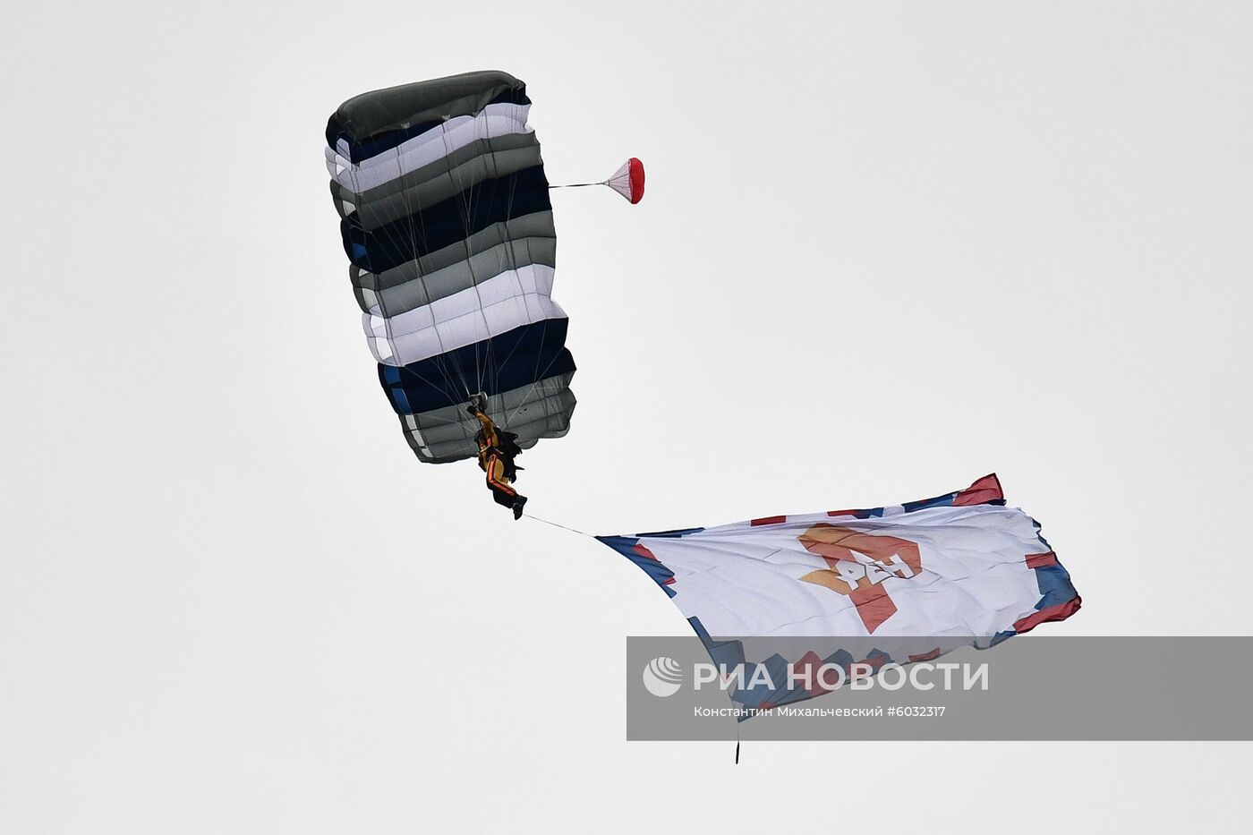 "Воздушно-акробатическое цифровое шоу" в Симферополе