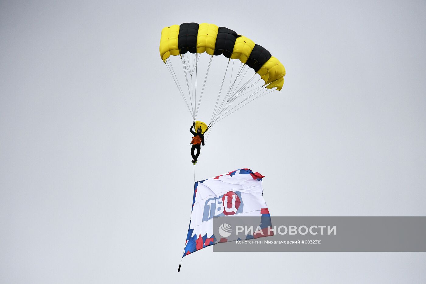 "Воздушно-акробатическое цифровое шоу" в Симферополе