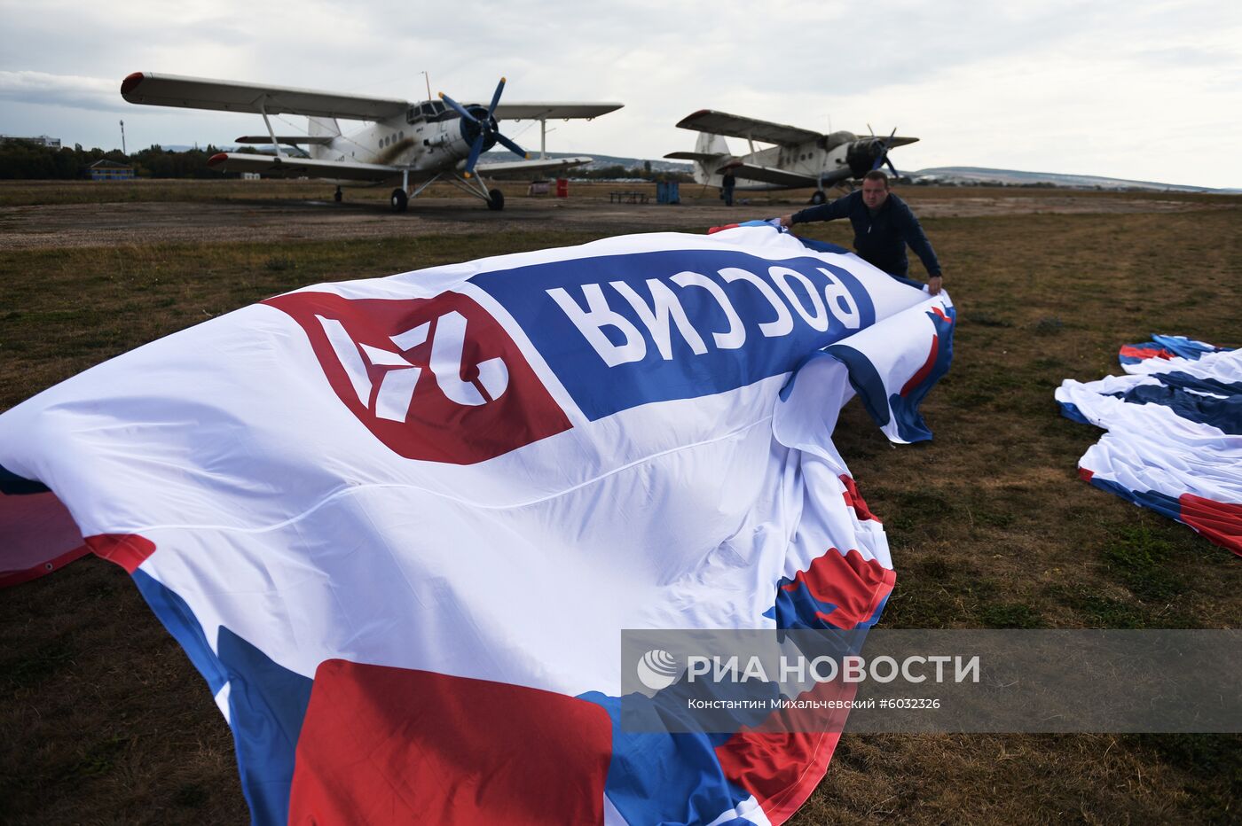 "Воздушно-акробатическое цифровое шоу" в Симферополе