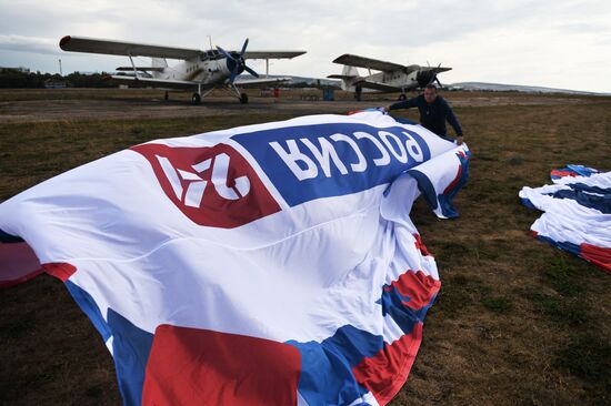 "Воздушно-акробатическое цифровое шоу" в Симферополе
