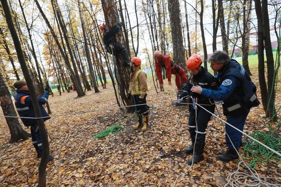 Учения добровольцев аварийно-спасательных формирований
