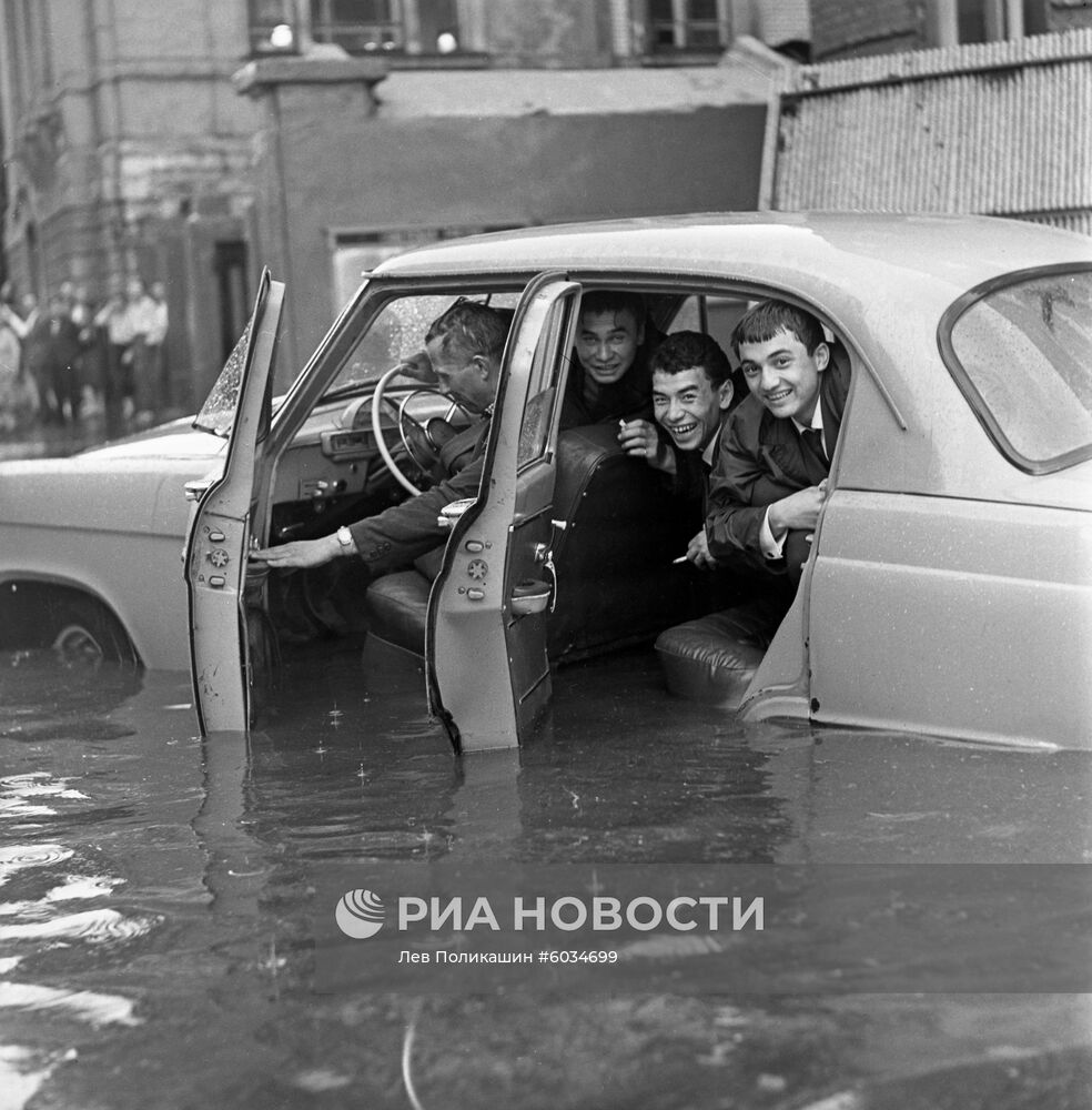 Затопленные улицы Москвы после ливня