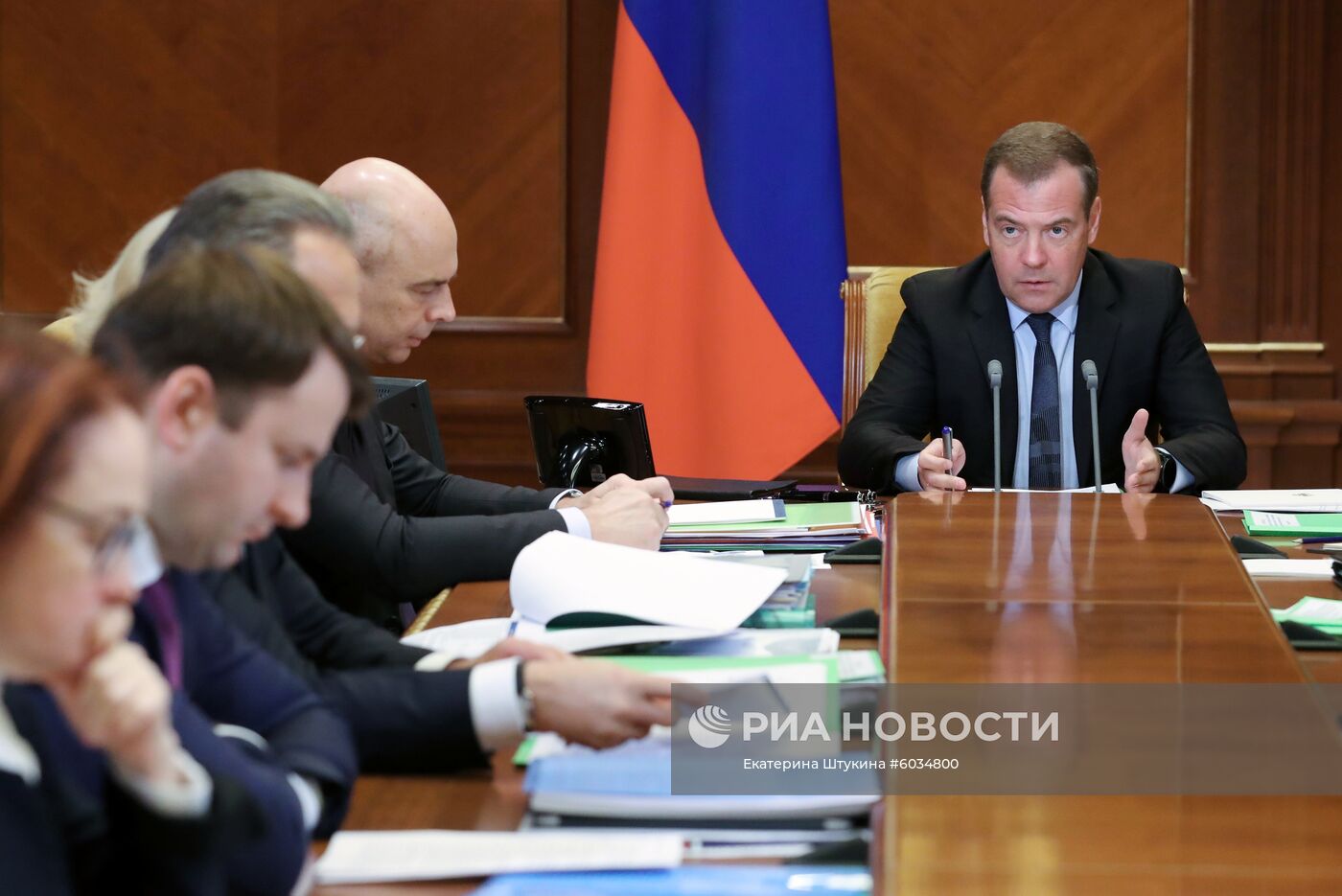 Премьер-министр РФ Д. Медведев провел совещание о мерах по ускорению экономического роста