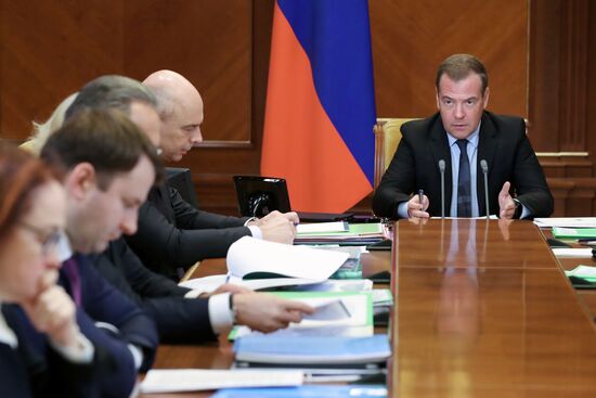 Премьер-министр РФ Д. Медведев провел совещание о мерах по ускорению экономического роста