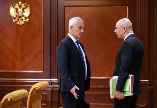 Премьер-министр РФ Д. Медведев провел совещание о мерах по ускорению экономического роста