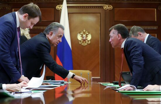 Премьер-министр РФ Д. Медведев провел совещание о мерах по ускорению экономического роста