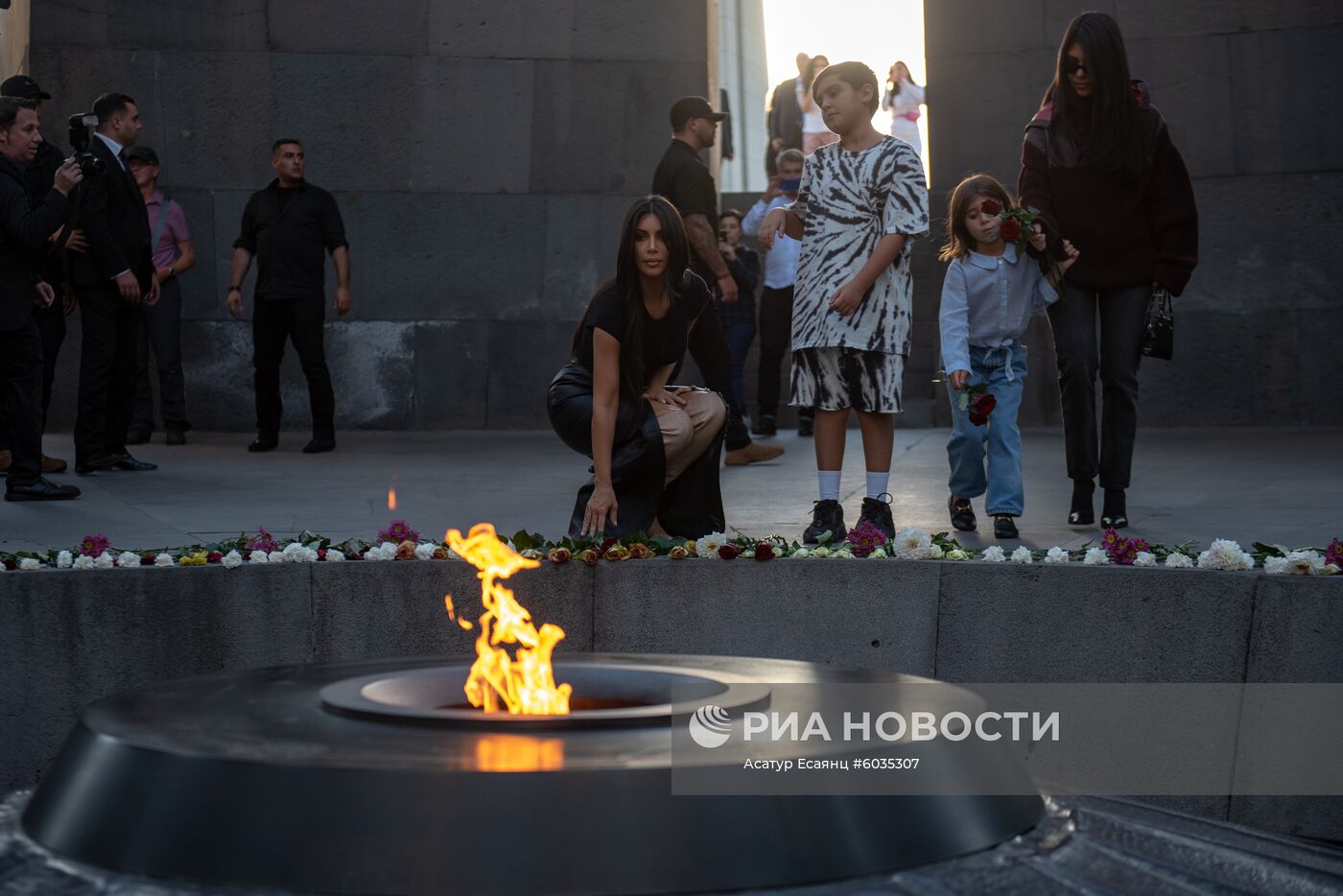 Ким Кардашьян в мемориальном комплексе Цицернакаберд в Ереване