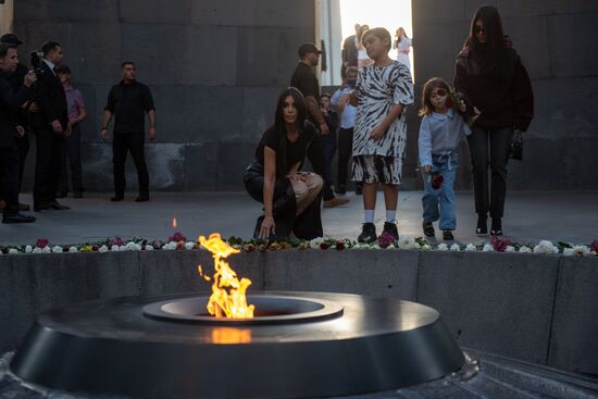 Ким Кардашьян в мемориальном комплексе Цицернакаберд в Ереване