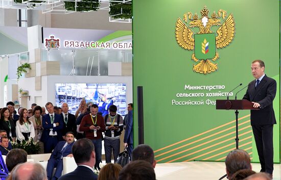 Премьер-министр РФ Д. Медведев посетил 21-ю Российскую агропромышленную выставку "Золотая осень"